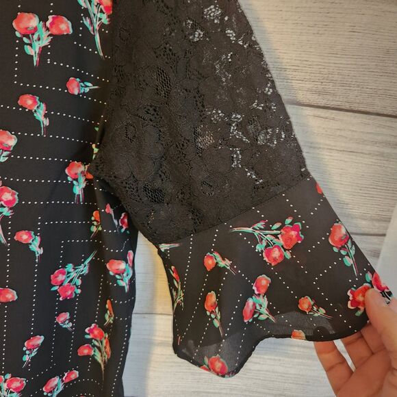 Van Heusen XL black floral short flutter lace sleeve blouse - Picture 3 of 7